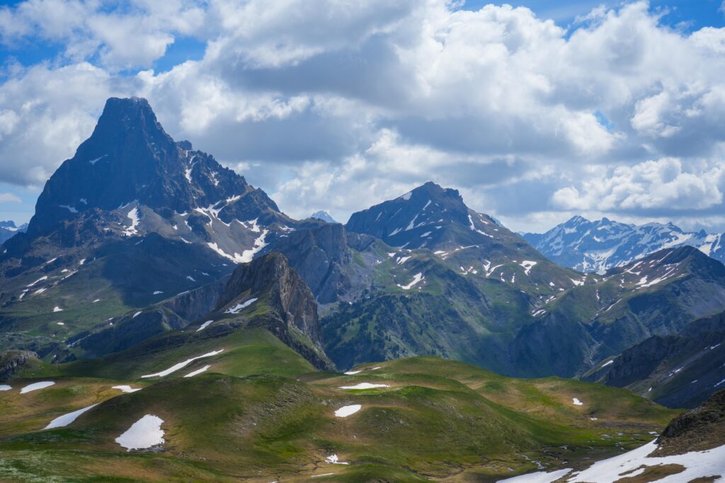 montañas con pradera